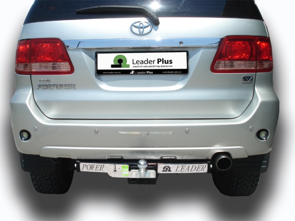 Фаркоп для Toyota Fortuner c нержавеющей пластиной (без электрики) (2005-2016) «ЛидерПлюс»