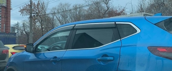 Дефлекторы окон Nissan Qashqai (2014-н.в.) (Хром молдинг) WIND