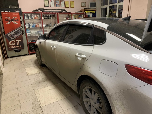 Дефлекторы окон Kia Optima 4 (2015-2020) (Хром молдинг) WIND
