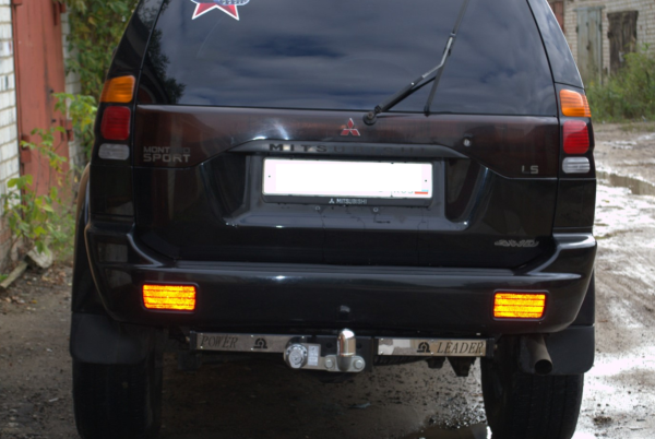 Фаркоп для Mitsubishi Pajero Sport c нержавеющей пластиной (без электрики) (1998-2008) «ЛидерПлюс»