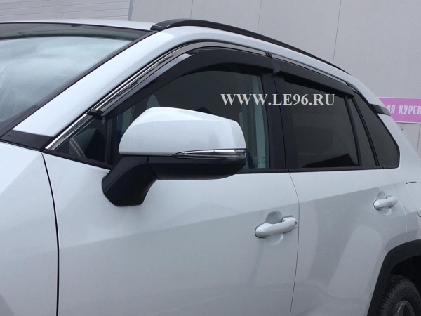 Дефлекторы окон Toyota RAV 4 (2019-н.в.) (хром молдинг) WIND